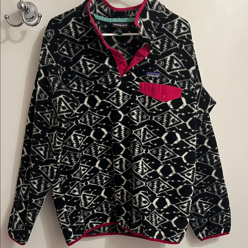 Patagonia Black & White Geometric Snap-T Fleece w/ Pink Accents *Rare!*